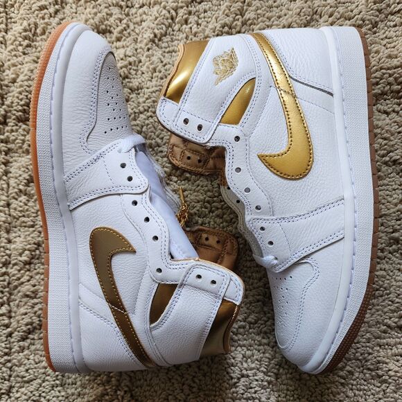 Wmns Air Jordan 1 Retro OG High Metallic Gold Brand New Sz 12 - Picture 1 of 10